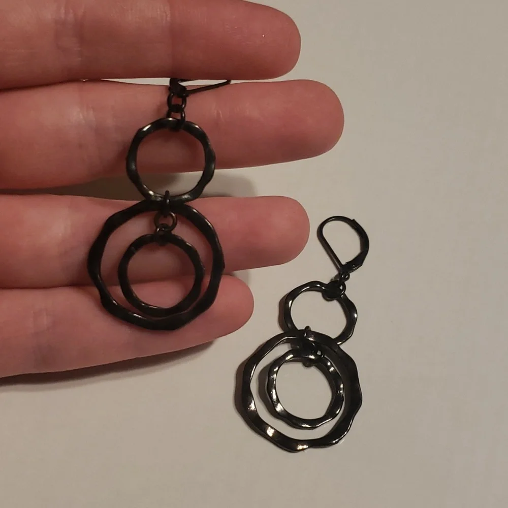 55. Black dangling earrings - Picture 3 of 4